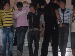 Los chabales del equipo de Futbito bailando en el escenario el día de la Fiesta en La Tejera en el mes de Agosto de 2008