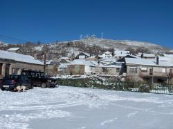 Nevada en La Tejera en 2005. Plaza Virgen de Pilar y parte del Pueblo. Arriba se ven los molinos eólicos detrás del denominado Penedo Brión