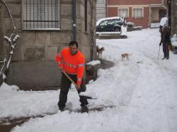 Jerónimo quitando la nieve