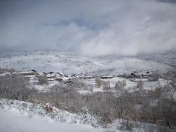 Vista del pueblo desde la carretera en el Castrillón