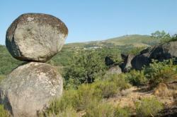 PIEDRA CABALEIRA. AL FONDO LA TEJERA